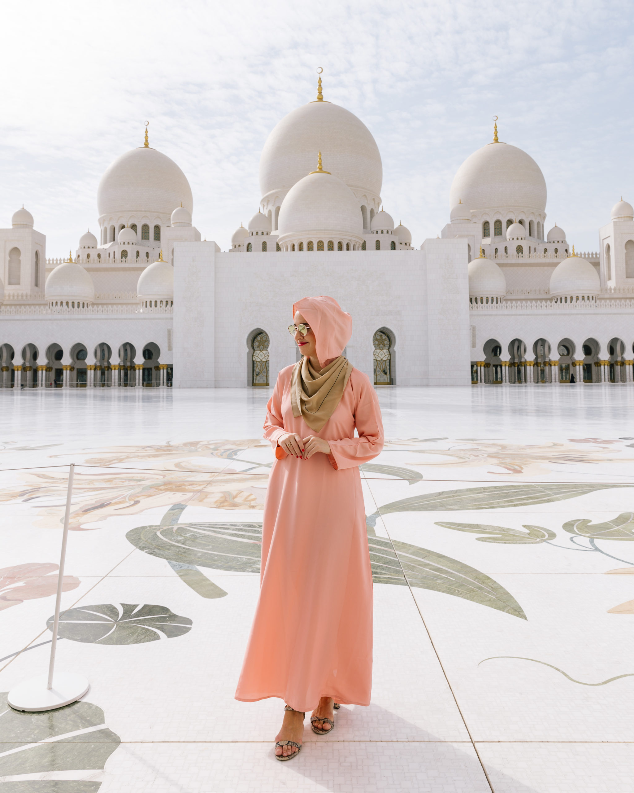 Dress code and manners in muslim mosque. Sheikh Zayed Mosque Stock Photo -  Alamy